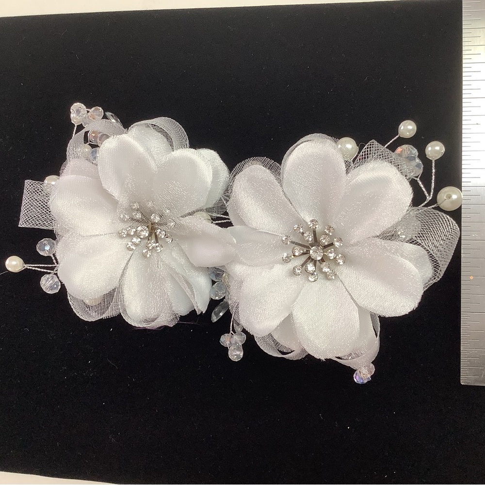 Elegant White Floral Hair Accessory